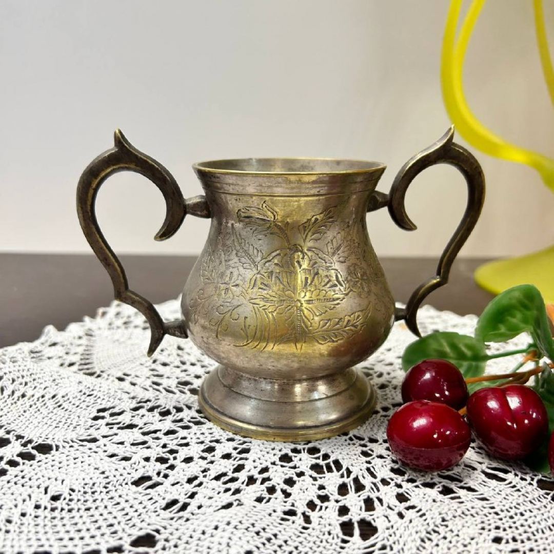 Сахарница с двумя ручками из латуни с штихельной гравировкой, руч работа. Индия. Винтаж. Картинка 1
